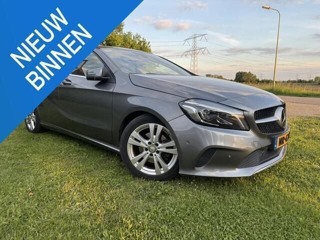 Grijs Gebruikt 2015 Mercedes A180 Prestige Hatchback | € 13.895 (Eerlijke prijs) - Afbeelding 1/4