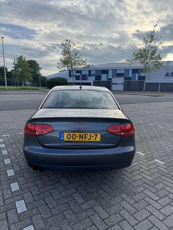 Grijs Gebruikt 2010 Audi A4 Sedan | € 6.500 (Eerlijke prijs) - Afbeelding 1/4