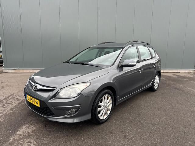 Grijs (metallic) Occasion 2011 Hyundai i30 Stationwagen | € 2.000 (Super prijs) - Afbeelding 1/4