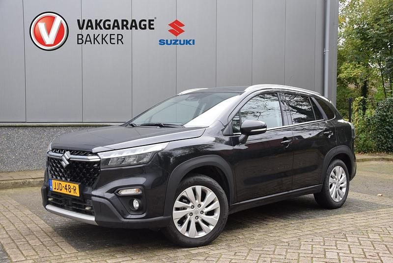 Zwart Gebruikt 2023 Suzuki SX4 S-Cross SUV | € 24.900 (Eerlijke prijs) - Afbeelding 1/4