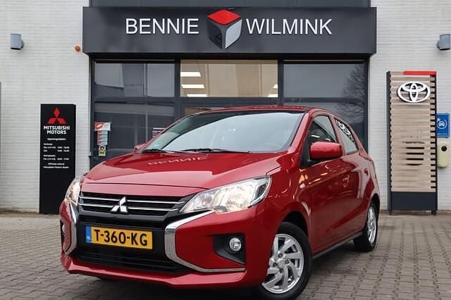 Rood (metallic) Gebruikt 2023 Mitsubishi Space Star Hatchback | € 12.995 (Eerlijke prijs) - Afbeelding 1/4