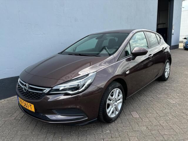 Bruin Gebruikt 2017 Opel Astra Edition Hatchback | € 11.950 (Eerlijke prijs) - Afbeelding 1/4