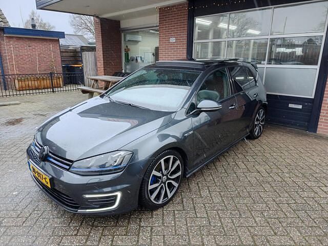 Zwart (metallic) Occasion 2015 VW Golf VII GTE Hatchback | € 9.950 (Eerlijke prijs) - Afbeelding 1/4