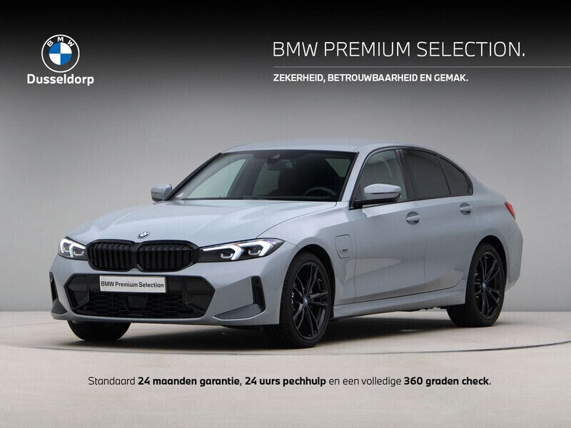 Grijs Gebruikt 2023 BMW 320e M Sport Sedan | € 38.750 (Goede deal) - Afbeelding 1/4