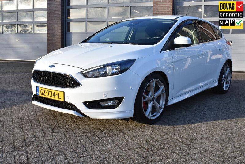 Wit Gebruikt 2015 Ford Focus Titanium Hatchback | € 13.950 (Duur) - Afbeelding 1/4