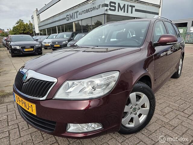 Rood Gebruikt 2011 Skoda Octavia Elegance Stationwagen | € 7.950 (Eerlijke prijs) - Afbeelding 1/4
