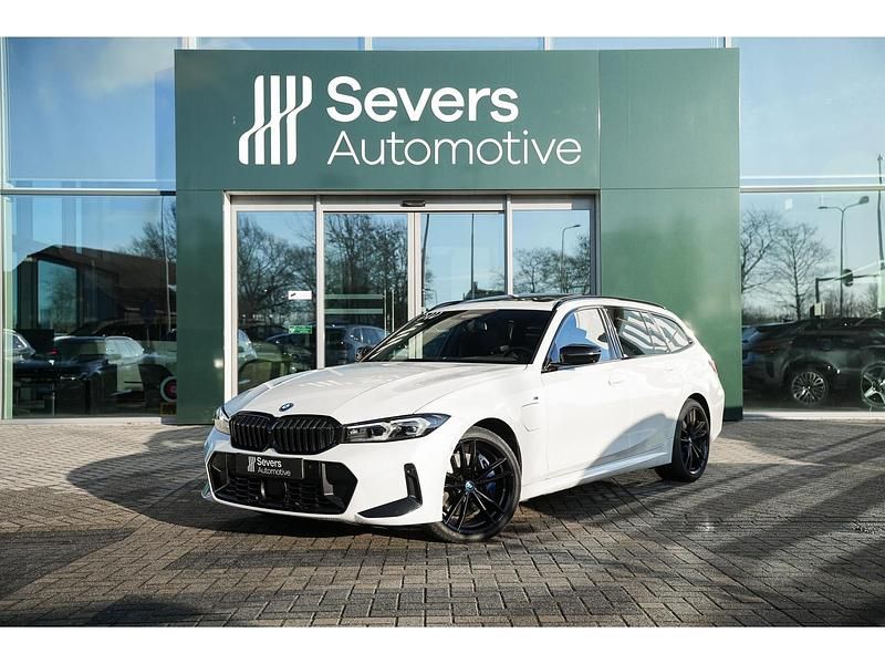 Wit Occasion 2024 BMW 330 M Sport Stationwagen | € 47.888 (Iets duurder) - Afbeelding 1/4