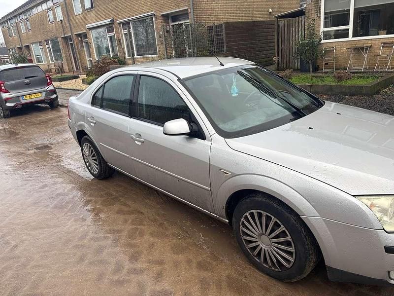 Occasion Ford Mondeo Trend 145 PK (106 kW) 2004 Zilver Hatchback