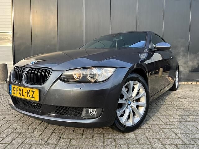 Grijs (metallic) Occasion 2007 BMW 320 Coupé | € 4.995 (Goede deal) - Afbeelding 1/4
