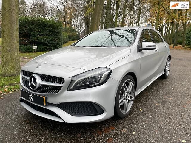 Grijs Gebruikt 2017 Mercedes A180 Business Hatchback | € 16.755 (Eerlijke prijs) - Afbeelding 1/4