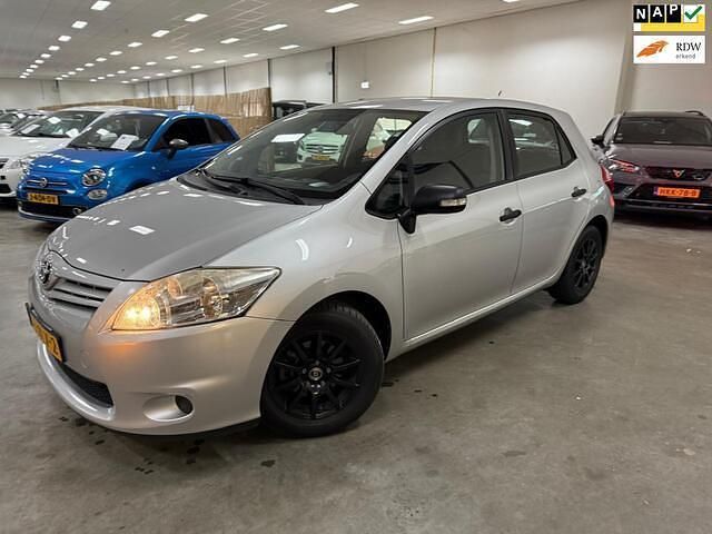 Grijs, metallic lak Gebruikt 2010 Toyota Auris Comfort Hatchback | € 4.949 (Eerlijke prijs) - Afbeelding 1/4