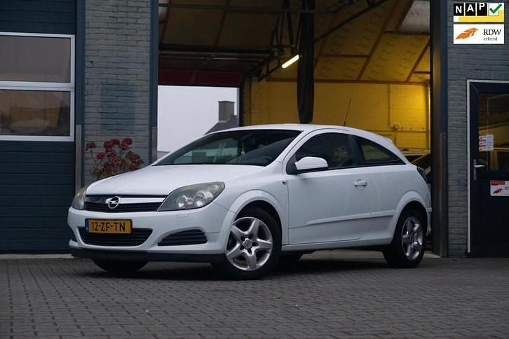 Wit Gebruikt 2008 Opel Astra GTC Business Hatchback | € 3.950 (Eerlijke prijs) - Afbeelding 1/4