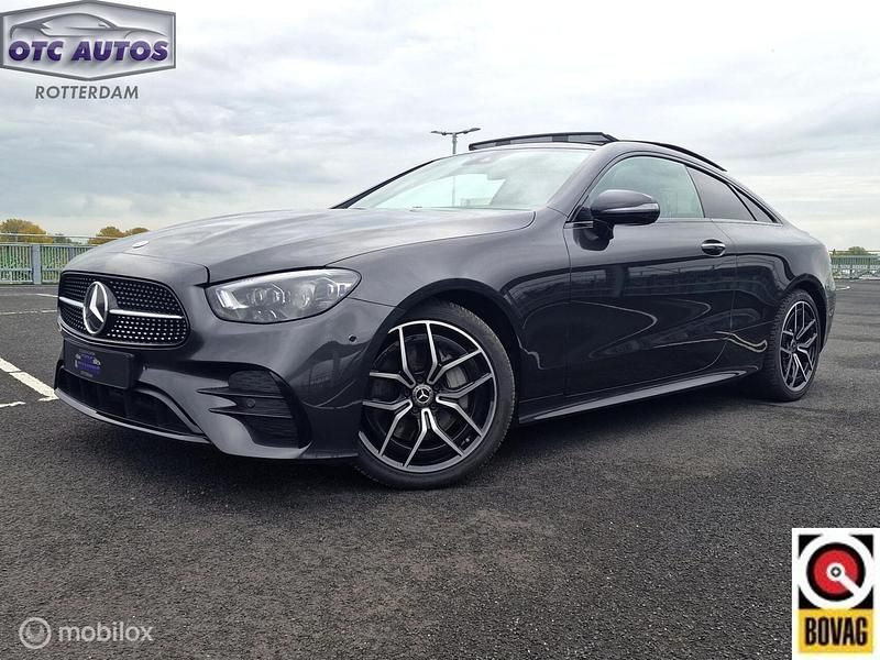 Grijs Gebruikt 2023 Mercedes E200 AMG line Coupé | € 54.995 - Afbeelding 1/4
