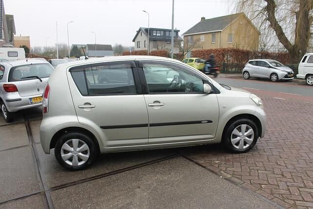 Occasion Daihatsu Sirion 69 PK (50 kW) 2009 Beige (metallic) Hatchback