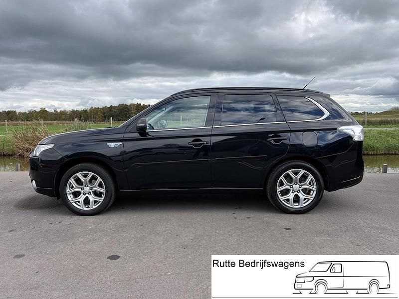 Zwart Occasion 2014 Mitsubishi Outlander P-HEV Instyle SUV | € 13.995 (Eerlijke prijs) - Afbeelding 1/4