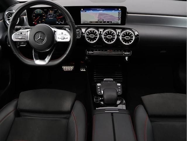 Occasion Mercedes A180 AMG line 136 PK (100 kW) 2020 Grijs (metallic) Hatchback