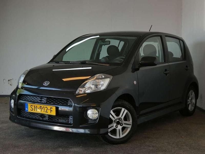 Zwart Gebruikt 2005 Daihatsu Sirion Hatchback | € 1.450 (Eerlijke prijs) - Afbeelding 1/4