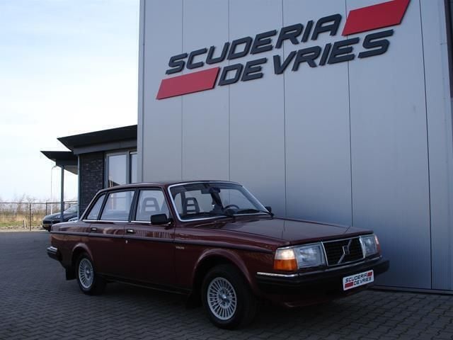 Rood Gebruikt 1983 Volvo 244 Sedan | € 16.950 - Afbeelding 1/4