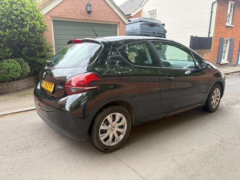Zwart Gebruikt 2017 Peugeot 208 Active Hatchback | € 5.000 (Super prijs) - Afbeelding 1/4