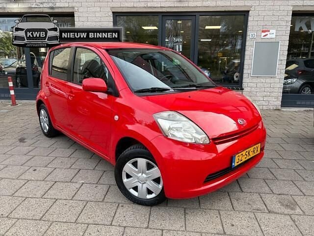 Rood Occasion 2006 Daihatsu Sirion Hatchback | € 1.950 (Eerlijke prijs) - Afbeelding 1/4