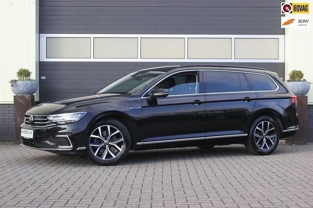 Zwart (metallic) Gebruikt 2022 VW Passat Business Stationwagen | € 21.900 (Super prijs) - Afbeelding 1/4