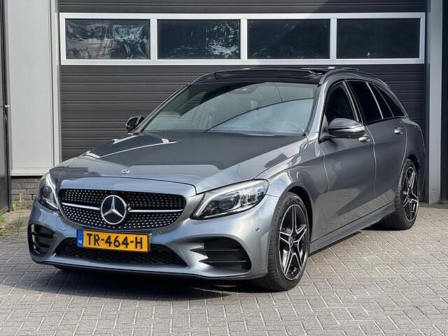 Grijs Gebruikt 2018 Mercedes C300 AMG Stationwagen | € 25.950 (Iets duurder) - Afbeelding 1/4