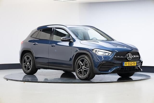 Blauw (metallic) Occasion 2020 Mercedes GLA200 AMG line SUV | € 32.950 (Goede deal) - Afbeelding 1/4