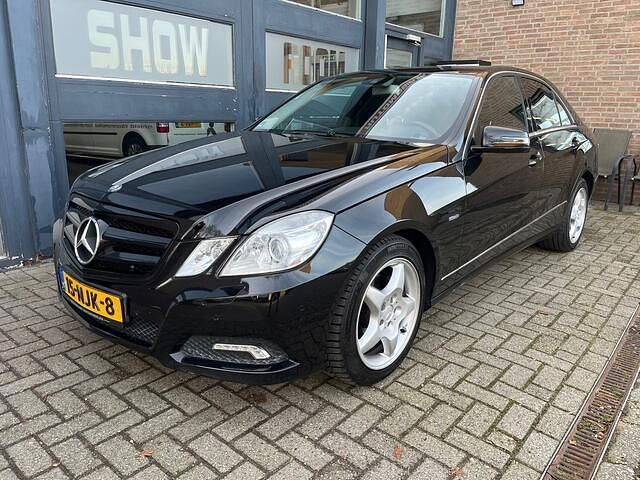 Zwart Occasion 2009 Mercedes E200 Avantgarde Sedan | € 10.950 (Iets duurder) - Afbeelding 1/4