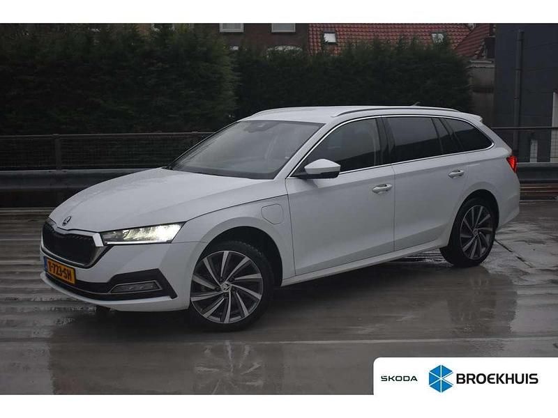 Wit Occasion 2023 Skoda Octavia Business Line Stationwagen | € 26.900 (Goede deal) - Afbeelding 1/4