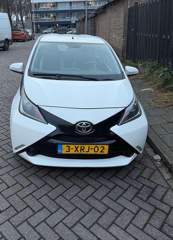Occasion 2014 Toyota Aygo X-play Hatchback | € 4.999 (Duur) - Afbeelding 1/4