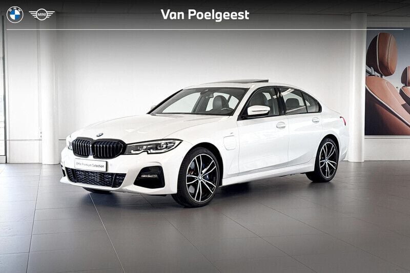 Wit Gebruikt 2019 BMW 330e M Sport Sedan | € 34.900 (Eerlijke prijs) - Afbeelding 1/4