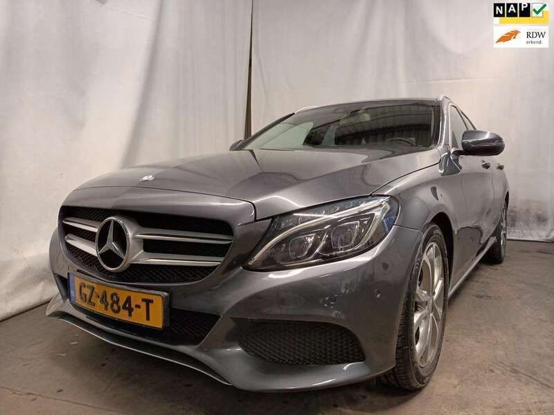 Grijs, metallic lak Gebruikt 2015 Mercedes C350e Edition Stationwagen | € 14.750 (Duur) - Afbeelding 1/4