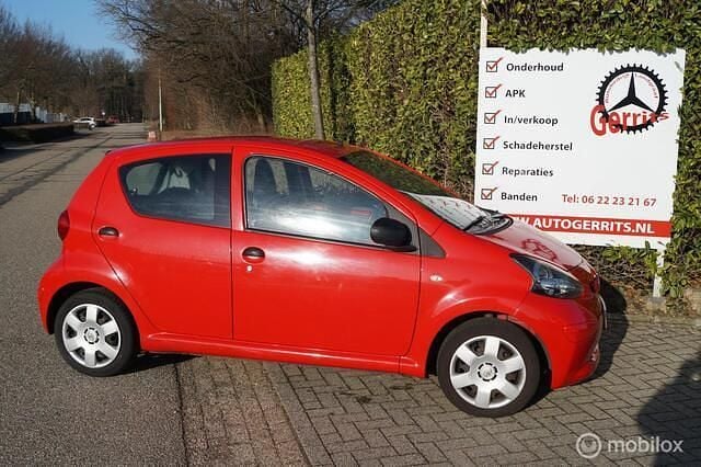 Rood Occasion 2007 Toyota Aygo Hatchback | € 2.250 (Eerlijke prijs) - Afbeelding 1/4
