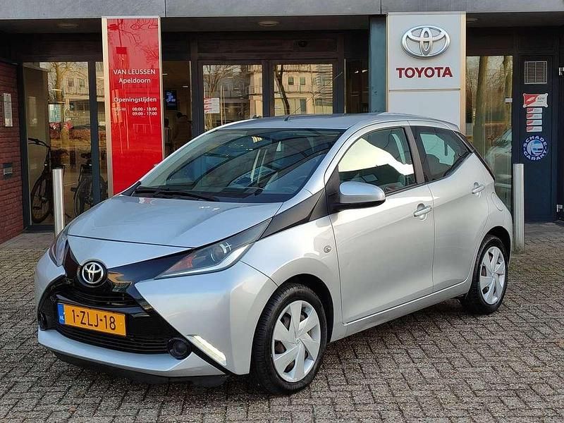 Grijs Occasion 2015 Toyota Aygo X-play Hatchback | € 10.900 (Goede deal) - Afbeelding 1/4