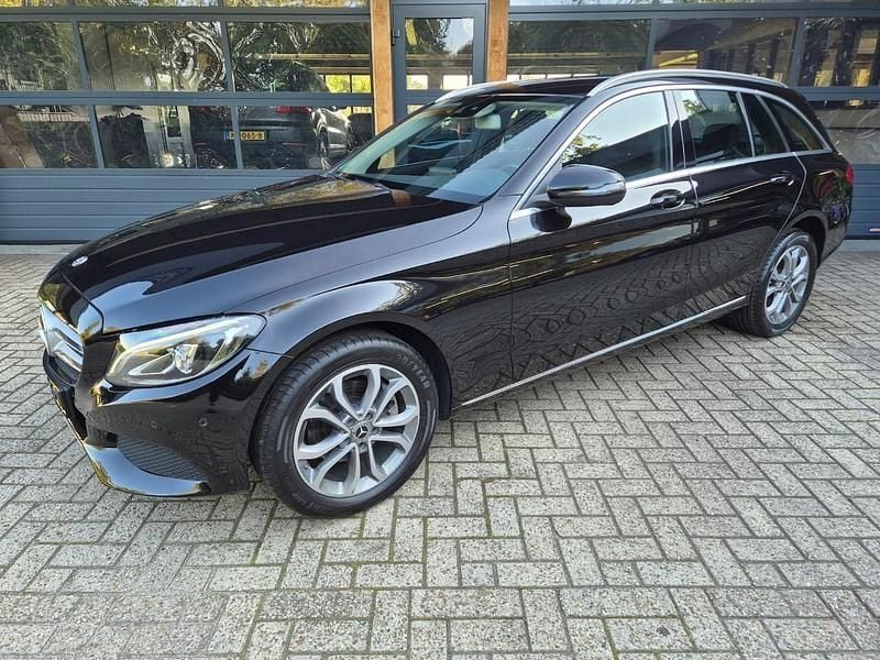 Zwart (metallic) Gebruikt 2017 Mercedes C200 Premium Plus Stationwagen | € 21.900 (Goede deal) - Afbeelding 1/4