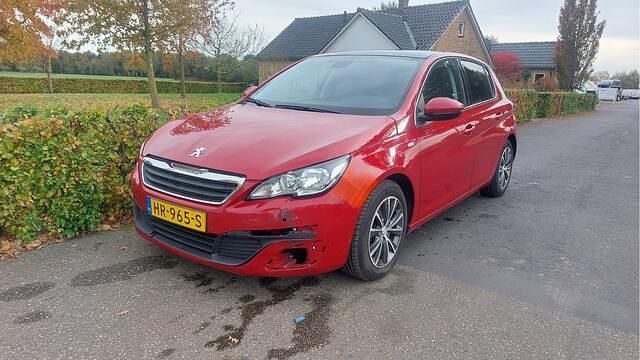 Rood (metallic) Gebruikt 2016 Peugeot 308 Style Hatchback | € 3.500 - Afbeelding 1/4