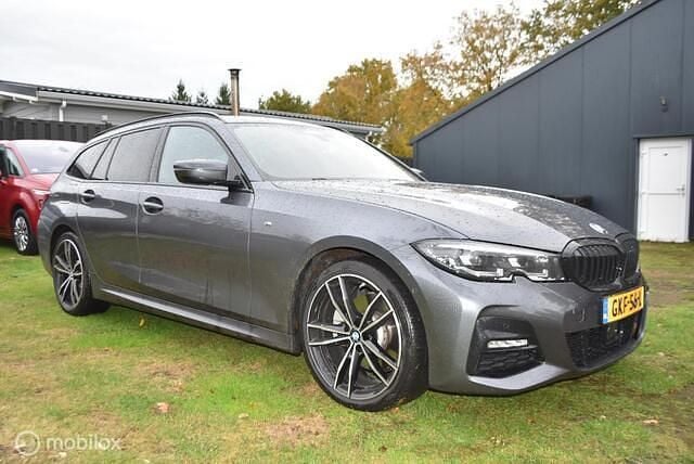Grijs Gebruikt 2021 BMW 320 M Sport Stationwagen | € 28.900 (Eerlijke prijs) - Afbeelding 1/4
