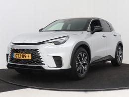 Ultra silver bitone metallic (grijs metallic) Occasion 2025 Lexus LBX SUV | € 39.945 (Goede deal) - Afbeelding 1/3