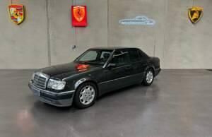 Zwart Gebruikt 1993 Mercedes E500 Sedan | € 43.890 - Afbeelding 1/4