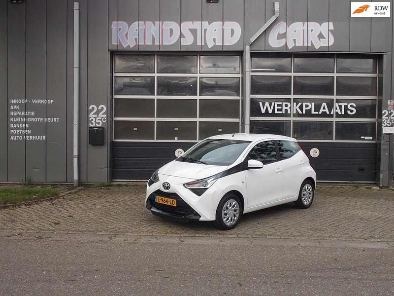 Wit Gebruikt 2021 Toyota Aygo X-play Hatchback | € 13.250 (Goede deal) - Afbeelding 1/4