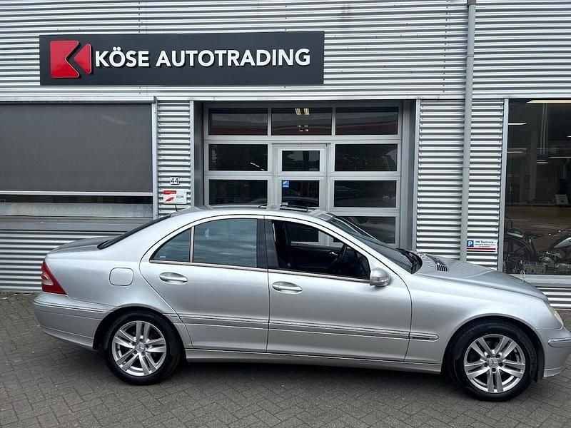 Grijs (metallic) Gebruikt 2003 Mercedes C180 Sedan | € 2.690 (Iets duurder) - Afbeelding 1/4