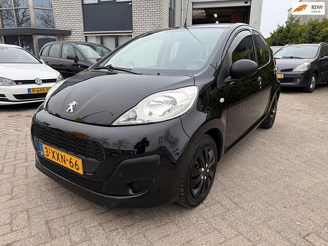 Zwart (metallic) Occasion 2014 Peugeot 107 Hatchback | € 3.550 (Goede deal) - Afbeelding 1/4