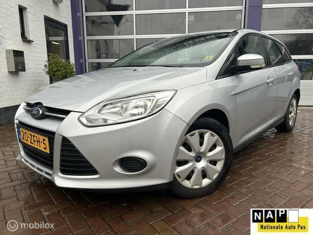 Grijs, metallic lak Gebruikt 2012 Ford Focus Trend Stationwagen | € 2.249 (Eerlijke prijs) - Afbeelding 1/4