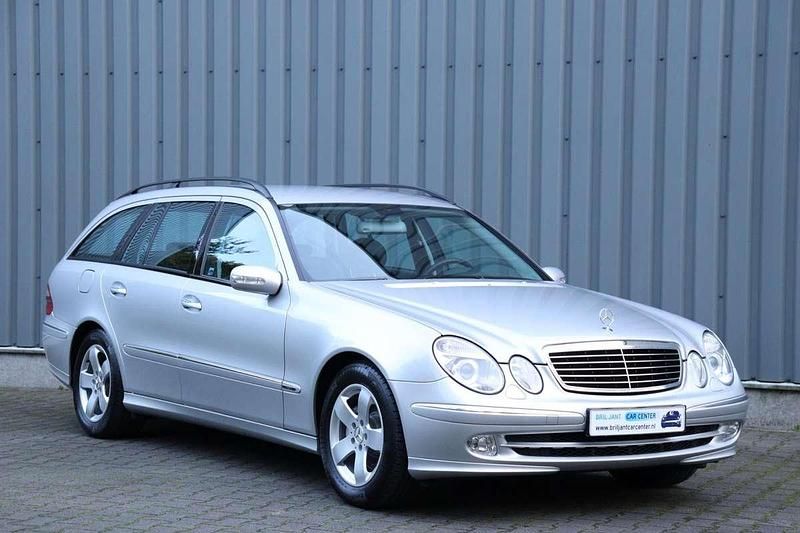 Grijs (metallic) Gebruikt 2004 Mercedes E320 Avantgarde Stationwagen | € 14.900 - Afbeelding 1/4