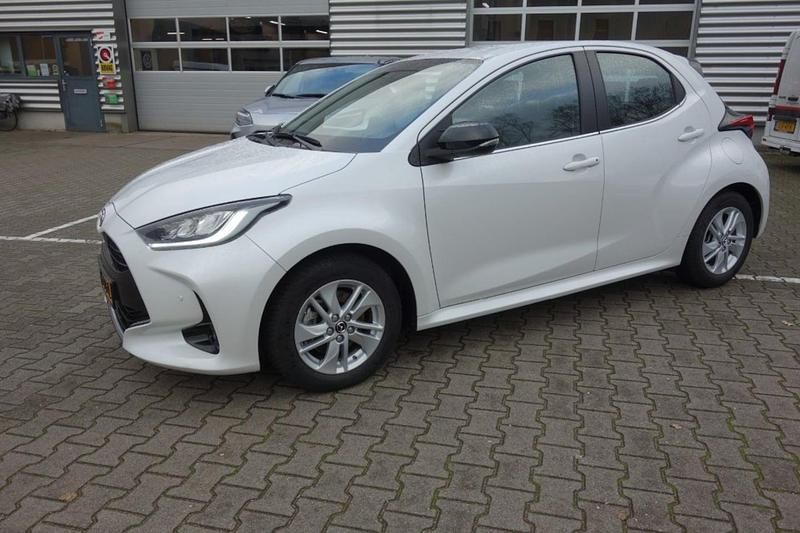 Wit Gebruikt 2022 Mazda 2 Comfort Hatchback | € 21.750 (Eerlijke prijs) - Afbeelding 1/4