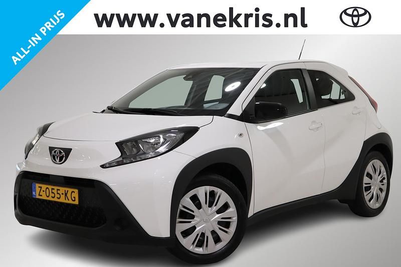Wit Gebruikt 2024 Toyota Aygo Play Hatchback | € 18.549 (Eerlijke prijs) - Afbeelding 1/4