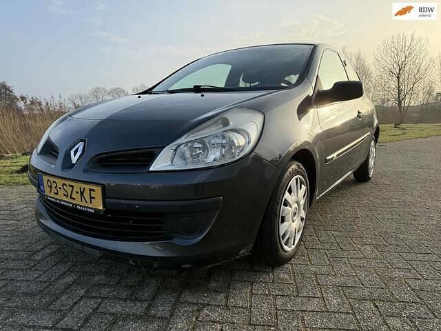 Grijs Occasion 2006 Renault Clio II Authentique Hatchback | € 1.799 (Eerlijke prijs) - Afbeelding 1/4