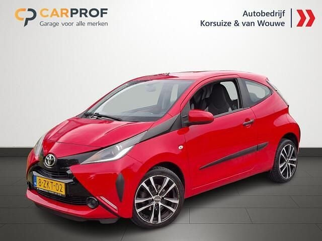 Rood Gebruikt 2015 Toyota Aygo X-play Hatchback | € 7.449 (Goede deal) - Afbeelding 1/4