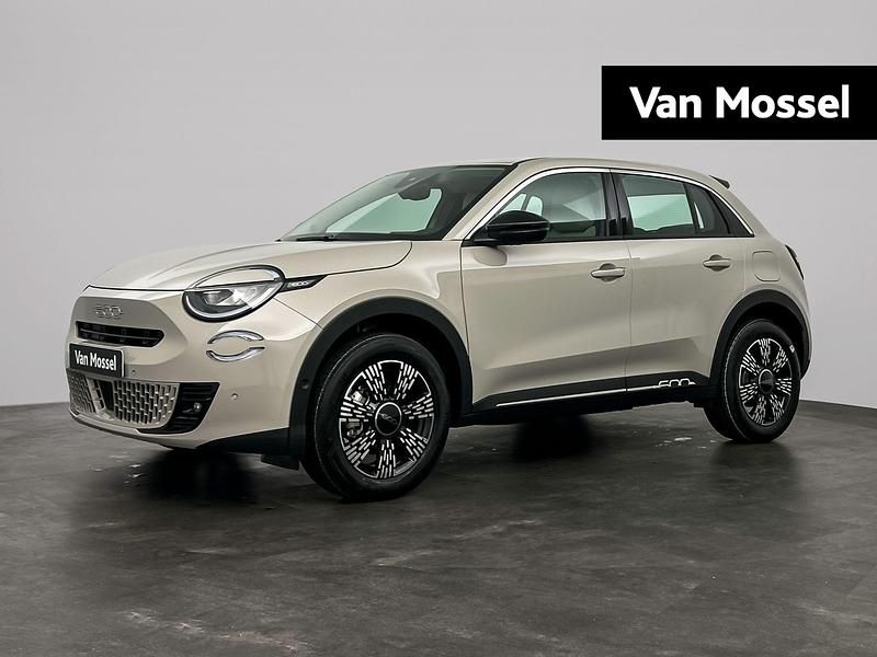 Beige Nieuw 2025 Fiat 600E Urban SUV | € 40.365 - Afbeelding 1/4