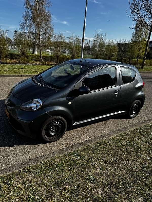 Grijs Gebruikt 2005 Toyota Aygo Hatchback | € 1.850 (Eerlijke prijs) - Afbeelding 1/4
